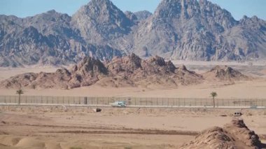 Mısır 'ın Sharm El Sheikh kenti yakınlarındaki Sina dağlarındaki trafik manzarası