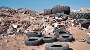 Mısır 'ın Sharm El Sheikh kenti yakınlarındaki çölde eski lastikler ve diğer çöpler, çevre kirliliği