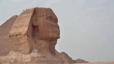 Giza Platosu 'ndaki Büyük Sfenks ve Büyük Piramit, Mısır' daki Khufu Piramidi ya da Keops Piramidi olarak da bilinir.