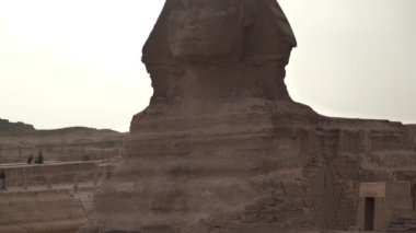 Kahire şehri yakınlarındaki Giza Platosu 'nda büyük Sfenks.