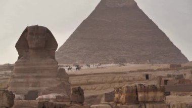 Mısır 'ın Kahire şehri yakınlarındaki Giza Platosu' ndaki Büyük Sfenks ve Khafre Piramidi.