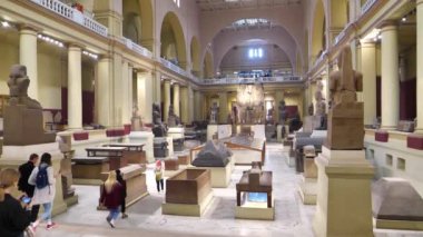 EGYPT, CAIRO, 12 Aralık 2019: Kahire 'deki Mısır antik müzesindeki antik anıtlar, antikalar, mezarlar