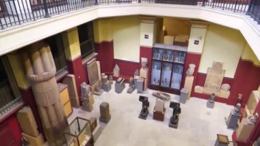 EGYPT, CAIRO, 12 Aralık 2019: Kahire 'deki Mısır antikaları müzesinde antik anıtlar, antikalar