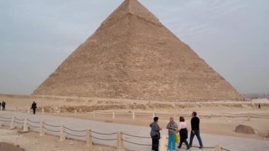 CAIRO, GIZA, EGYPT, 11 ARALIK 2019: Giza platosundaki Khafre Piramidi yakınlarında turistler, Mısır