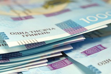 Bir mezhebe ait Ukrayna banknotları. Banknotlar 1000 Hryvnia. Ukrayna kağıt parası