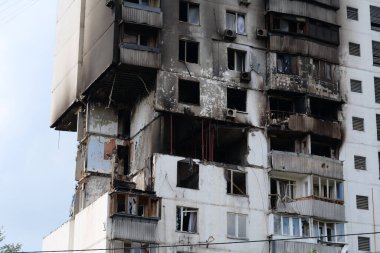 Gaz sızıntısı ve patlama sonucu çok katlı binada birçok apartman yıkıldı.