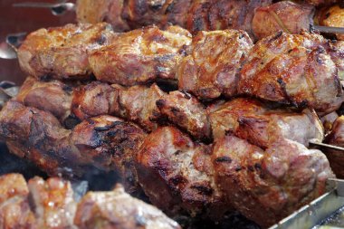 Lezzetli sıcak kebaplar. Şiş kebap ızgarada kızarır