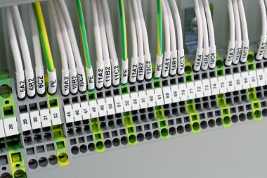 Terminal blokları elektrik dolabında. Endüstriyel elektrik donanımı ve elektrik tesisatı. Elektrik bağlantısı için terminal blokları, sayı etiketi ekipmanlı bir montajda elektrik paneli