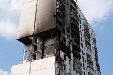 Gaz sızıntısı ve patlama sonucu çok katlı bir evde birçok apartman yıkıldı.