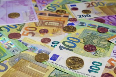 Çeşitli mezheplerden ve Euro sentlerinden oluşan Euro banknotları. Gerçek avro banknotları ve çeşitli renkler, boyut ve adaylardan oluşan metal paralar. Banknotlar 500, 200, 100 ve 50 Euro.
