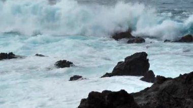 Tenerife adasının kayalık sahillerinde dalgalar, Kanarya adaları, Atlantik okyanusu, İspanya