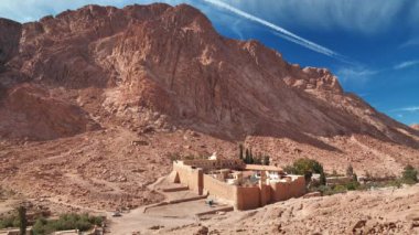 Aziz Katerinler Manastırı, resmi olarak Mısır 'daki Tanrı' nın bastığı Sina Dağı 'nın Kutsal Manastırı.