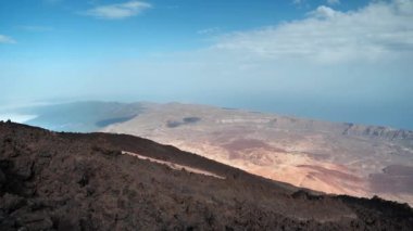 İspanya 'nın en yüksek dağı olan Volkan Teide' den panorama manzarası - 3718 metre, Teide Ulusal Parkı, Tenerife Adası, Kanarya Adaları, İspanya