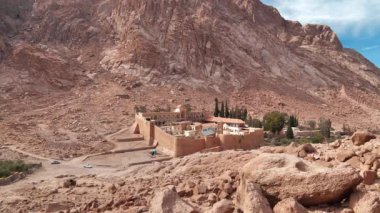 Aziz Katerinler Manastırı Panorama Manastırı. Mısır 'da Tanrı' nın bastığı Sina Dağı 'nın kutsal manastırı.