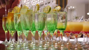 Yavaş çekimde, barmen bardaklara içki doldurur.