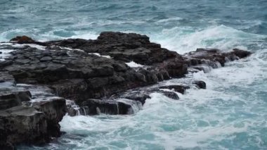 Yavaş çekim, dalgalar ve kayalık sahil, Tenerife adası, Kanarya adaları