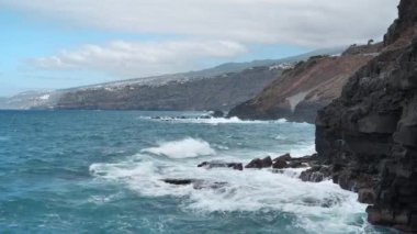 Atlantik okyanusu dalgaları ve tehlikeli kayalar Tenerife Adası, Kanarya Adaları 'ndaki Puerto de la Cruz şehrinde