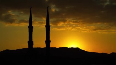 Sharm El Sheikh şehrindeki Al Sahaba Camii 'nin gündoğumu ve minareleri, Mısır
