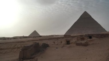 Giza, Kahire, Mısır 'da Khafre ve Menkaure Piramitleri