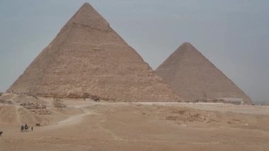 Mısır 'ın Kahire yakınlarındaki Giza şehrindeki Büyük Piramitlerin eğik görüntüsü