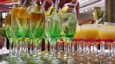 Barmen bardaklara içki doldurur.