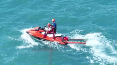 Kanada Adaları, TENERİFE Adaları, İspanya, 6 Ekim 2019: Tenerife adası kıyısı yakınlarındaki Atlantik Okyanusu 'nda cankurtaranlarla birlikte jet ski. Gerçek durum, iki kayıp kişinin cesetlerini aramak.