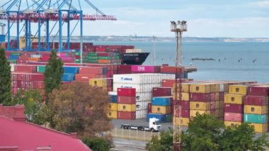 UKRAINE, ODESSA, SEPTEMBER 7, 2019: Odessa limanının Panorama manzarası - en büyük Ukrayna limanı ve Karadeniz havzasının en büyük limanlarından biri
