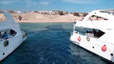 SHARM EL SHEIKH, EGYPT, SINAI, RED SEA, 7 Aralık 2019: Mısır 'ın Sharm El Sheikh kenti yakınlarındaki Kızıl Deniz' de keyif motorlu tekneleri