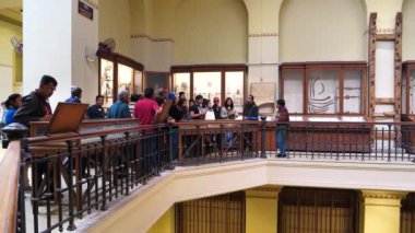EGYPT, CAIRO, 12 ARALIK 2019: Mısır müzesi veya Kahire müzesi olarak bilinen Mısır antikaları müzesinde gezintiye çıkan turistler