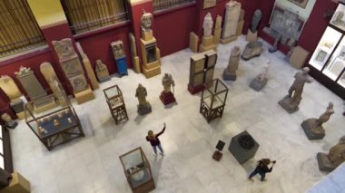 EGYPT, CAIRO, 12 Aralık 2019: Mısır müzesi ya da Kahire müzesi olarak bilinen Mısır antikaları müzesi içinde