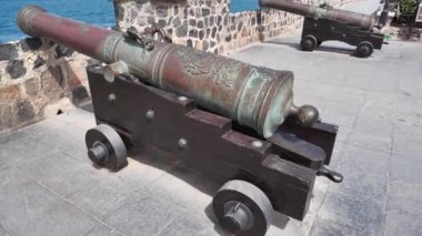 Tenerife Adası, Puerto de la Cruz şehri, Kanarya adaları, Atlantik Okyanusu, İspanya sahillerinde tekerlekleri olan antik toplar.