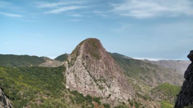 La Gomera adasındaki dağların panorama manzarası, Kanarya adaları, İspanya. Uzaktan Tenerife adasını görebilirsin.