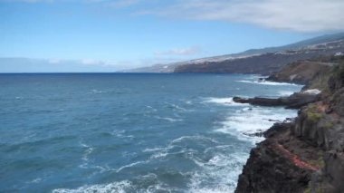 Puerto de la Cruz şehrinde Atlantik okyanusu dalgaları, Tenerife adası, Kanarya adaları, İspanya