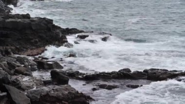 Tenerife adasının kayalık volkanik kıyıları, Kanarya adaları, Atlantik okyanusu, İspanya