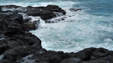 Dalgalar ve kayalık kıyılar Tenerife Adası, Kanarya Adaları, Atlantik Okyanusu, İspanya