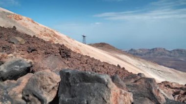 İspanya 'nın Kanarya Adaları, Tenerife Adası' ndaki Volkan Teide 'nin yamaçlarında. Teide Cableway, Teleferico - Volkan Teide 'ı 3555 metre yüksekliğe çıkaran hava yolu