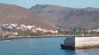 Tenerife adasından kalkan feribot San Sebastian limanına girer La Gomera adası, Kanarya adaları, Atlantik okyanusu, İspanya