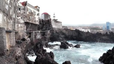 Punta Brava, Tenerife Adası, Kanarya Adaları, İspanya 'da Atlantik Okyanusu kıyısındaki binalar