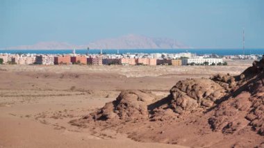 Mısır 'ın Sina kentindeki Sharm El Sheikh şehrine bakan manzara, Suudi Arabistan' a ait Kızıldeniz ve Tiran adalarına da bakıyor.
