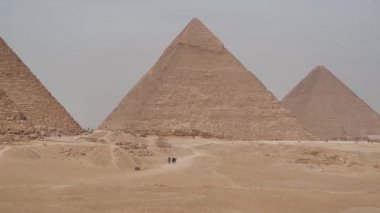 Mısır 'da Kahire yakınlarındaki Giza şehrinde büyük piramitler.