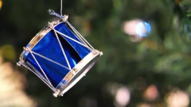 Oyuncak davullu Noel ağacı