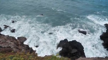 Atlantik okyanusu dalgaları ve Puerto de la Cruz yakınlarındaki tehlikeli kayalar, Tenerife adası, Kanarya adaları, İspanya
