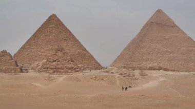 Giza piramit kompleksi, aynı zamanda Giza Necropolis olarak da bilinir, Mısır, Kahire yakınlarındaki Giza Platosu 'nda yer almaktadır.