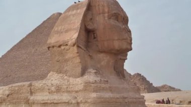 Büyük Sfenks ve Büyük Giza Piramidi, Mısır 'da Khufu Piramidi olarak da bilinir.