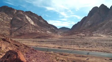 Sina yarımadasındaki Saint Catherines Manastırı yakınlarındaki dağlar ve yollar, Mısır