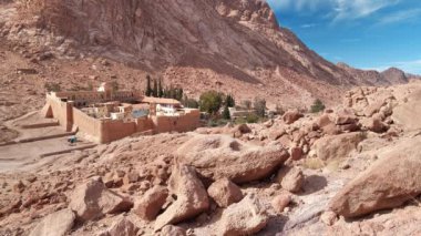 Aziz Katerinler Manastırı, resmi olarak Mısır 'daki Tanrı' nın bastığı Sina Dağı 'nın Kutsal Manastırı.