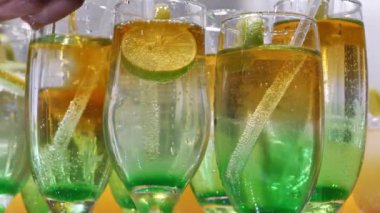 Barmen bardaklara içki doldurur.