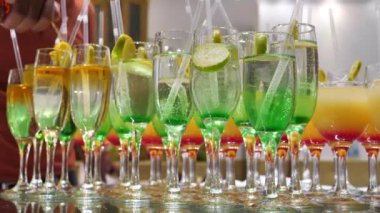 Yavaş çekimde, barmen bardaklara içki doldurur.