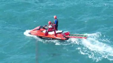 TENERİFE Adaları, CANARY Adaları, İSPAN, ECTOBER 6, 2019: Tenerife Adası kıyısı yakınlarındaki Atlantik Okyanusu 'nda cankurtaranlarla birlikte kırmızı jet ski. Gerçek durum, kayıp insanların cesetlerini aramak.