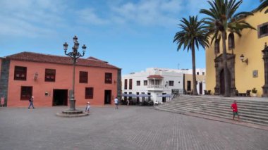 TENERİFE Adaları, GARACHICO, CANARY Adaları, İSPAN, 4 Ekim 2019: Garachico kasabası, Tenerife Adası, İspanya 'nın merkezi meydanındaki San Francisco manastırı yakınındaki insanlar
